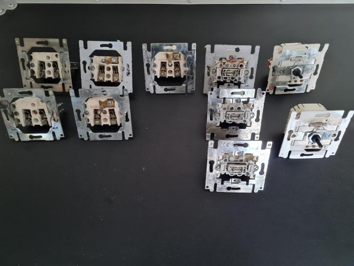 Niko oude modellen, Doe-het-zelf en Bouw, Elektriciteit en Kabels, Gebruikt, Stopcontact, Ophalen of Verzenden