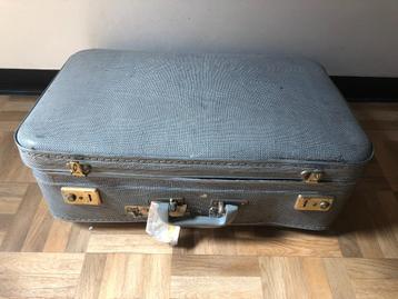 jolie valise à l'ancienne qui a fait le tour du monde