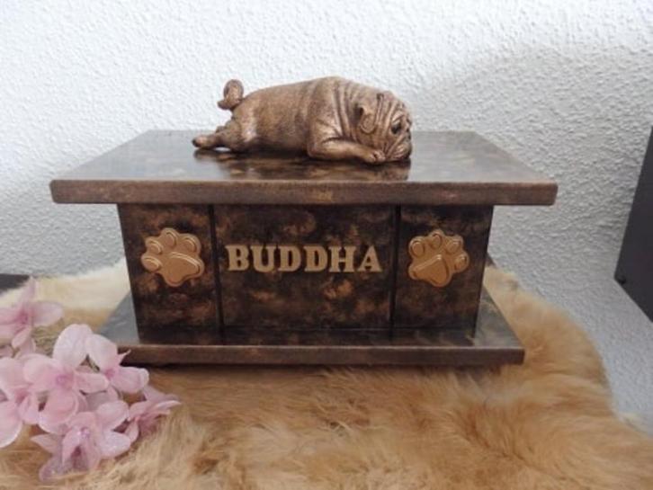 Mopshond beeldje op houten urn als set handgemaakt, Dieren en Toebehoren, Honden-accessoires, Nieuw, Verzenden