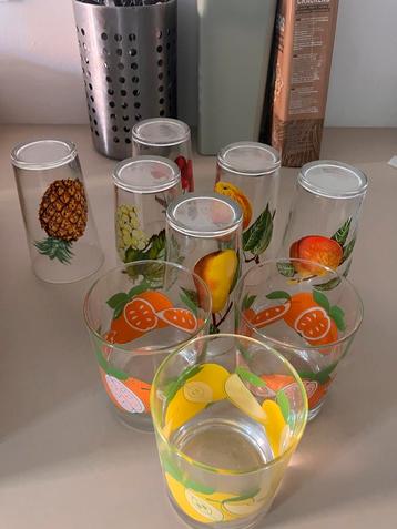 Vintage glazen met fruitontwerp beschikbaar voor biedingen