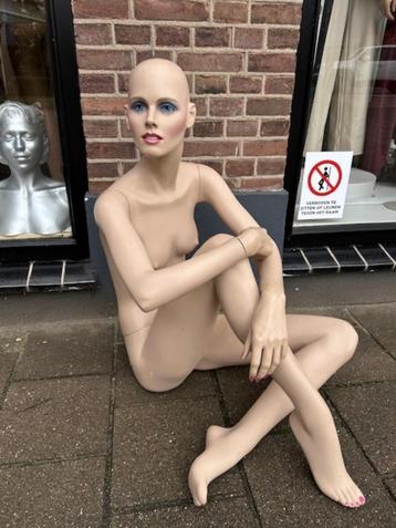 hindsgaul etalagepop paspop etalagefiguur mannequin zittend beschikbaar voor biedingen