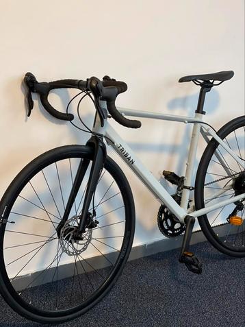 Triban race fiets – zo goed als nieuw beschikbaar voor biedingen