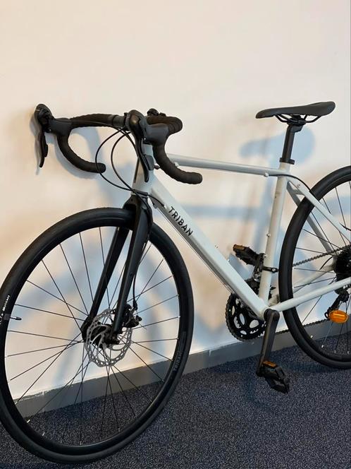 Triban race fiets – zo goed als nieuw, Fietsen en Brommers, Fietsen | Racefietsen, Zo goed als nieuw, Aluminium, Ophalen