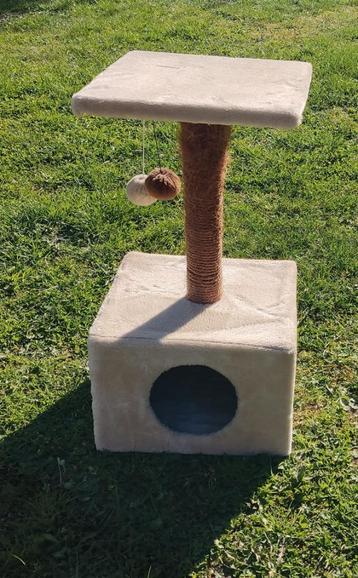 kattenhuis met krabpaal beschikbaar voor biedingen