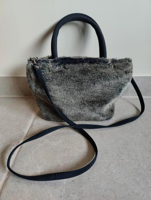 Faux fur handtasje, Handtassen en Accessoires, Tassen | Damestassen, Zo goed als nieuw, Handtas, Grijs, Ophalen of Verzenden