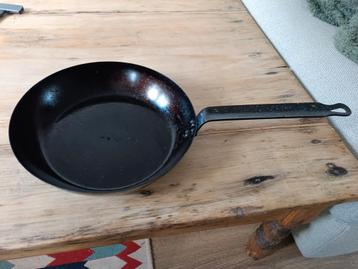 Poele en acier beschikbaar voor biedingen