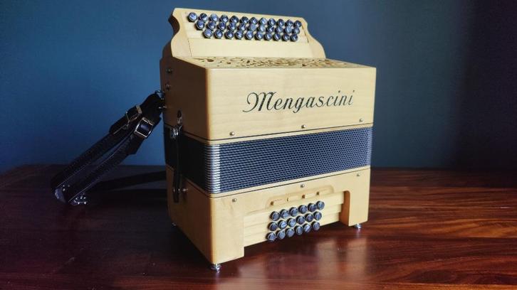 accordeon - Mengascini D333/18, Muziek en Instrumenten, Accordeons, Zo goed als nieuw, Knopaccordeon, Met koffer, Met riemen, Ophalen