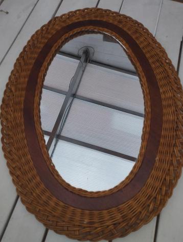 Spiegel met rieten omlijsting H 51cm en B 36cm beschikbaar voor biedingen