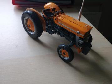 modeltractor beschikbaar voor biedingen