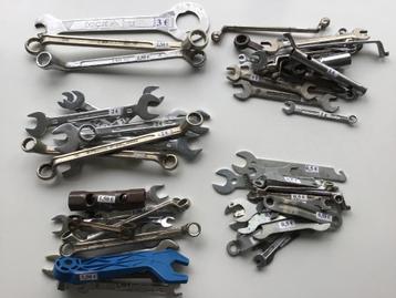 diverse sleutels en ander werkgerief beschikbaar voor biedingen