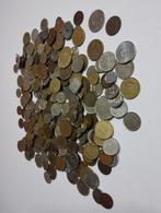Een massa vreemde munten van verschillende landen kleur vers, Postzegels en Munten, Ophalen