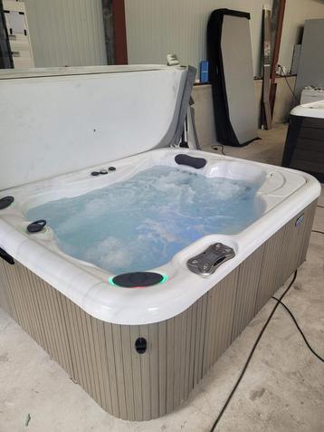 Hotspring jacuzzi jetsetter beschikbaar voor biedingen