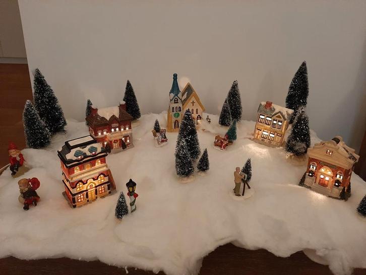 Porseleinen verlicht kerstdorp met extra accessoires, Divers, Noël, Comme neuf, Enlèvement