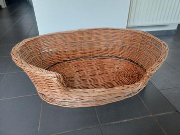 Degelijke rieten hondenmand voor grotere hond. beschikbaar voor biedingen