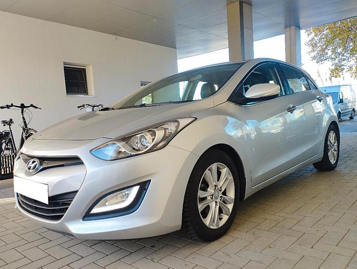 Hyundai i30 1.6i benzine met tal van opties en als NIEUW!, Auto's, Hyundai, Particulier, i30, ABS, Achteruitrijcamera, Adaptieve lichten