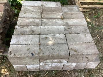 Betonblokken beschikbaar voor biedingen