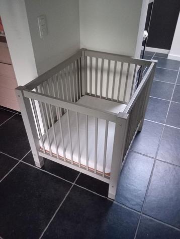 Babypark + matras + 5 hoezen beschikbaar voor biedingen