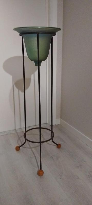 Glazen bloempot in metalen staander beschikbaar voor biedingen