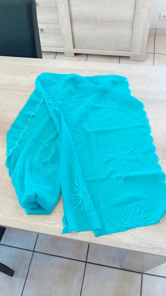 Turkooisblauwe sjaal of sarong met strass, Kleding | Dames, Mutsen, Sjaals en Handschoenen, Gedragen, Sjaal, Ophalen of Verzenden