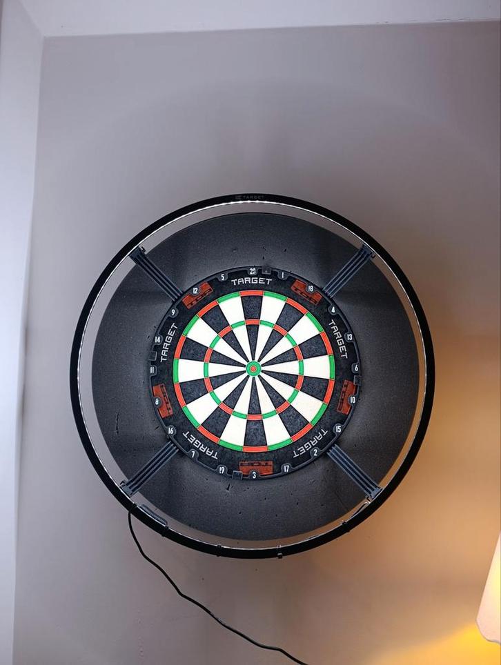 Darts set up, Sport en Fitness, Darts, Zo goed als nieuw, Dartbord met pijlen, Ophalen