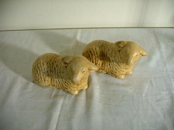 Twee schapen beeldjes beschikbaar voor biedingen
