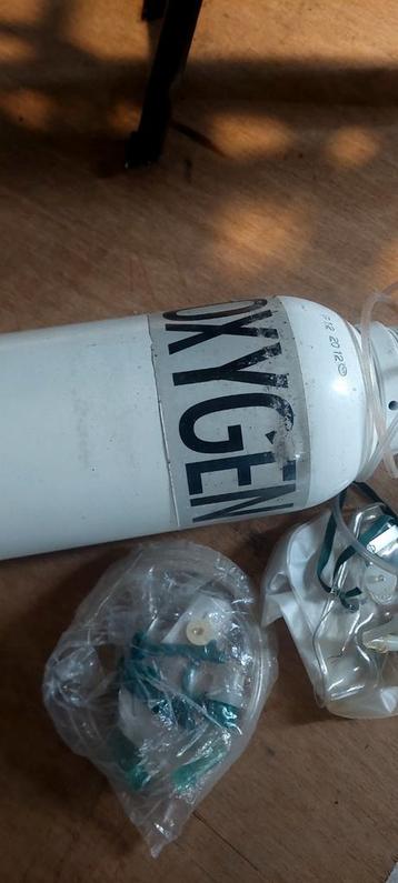 medische tank met zuurstof en masker beschikbaar voor biedingen