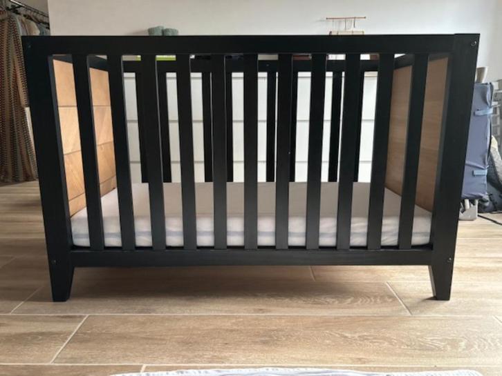 babybed Bopita zwart/hout, Kinderen en Baby's, Kinderkamer | Bedden, Zo goed als nieuw, 140 tot 160 cm, 70 tot 85 cm, Lattenbodem