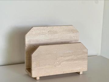 Vintage travertine krantenhouder beschikbaar voor biedingen
