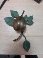 Bronzen peer aan tak, Ophalen of Verzenden