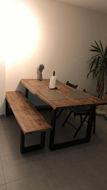 Table à manger bois massif beschikbaar voor biedingen