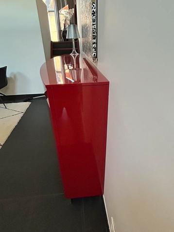 Rode glanslak moderne design buffetkast. beschikbaar voor biedingen