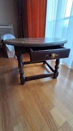 Massief bijzettafeltje met made, Ophalen