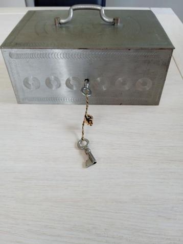 Vintage zware metalen koffer ( geld, juwelen) 