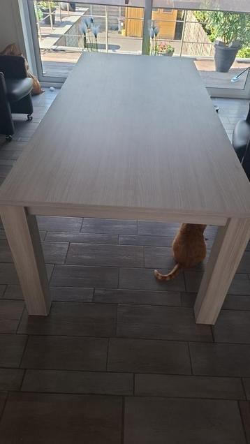 Eettafel lichte eik beschikbaar voor biedingen