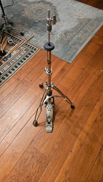 Pearl hihat statief (werkbaar maar 1 pootje beschadigd) beschikbaar voor biedingen