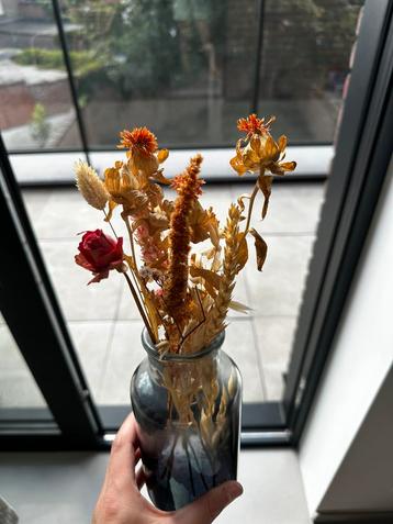 Vaasje met droogbloemen beschikbaar voor biedingen
