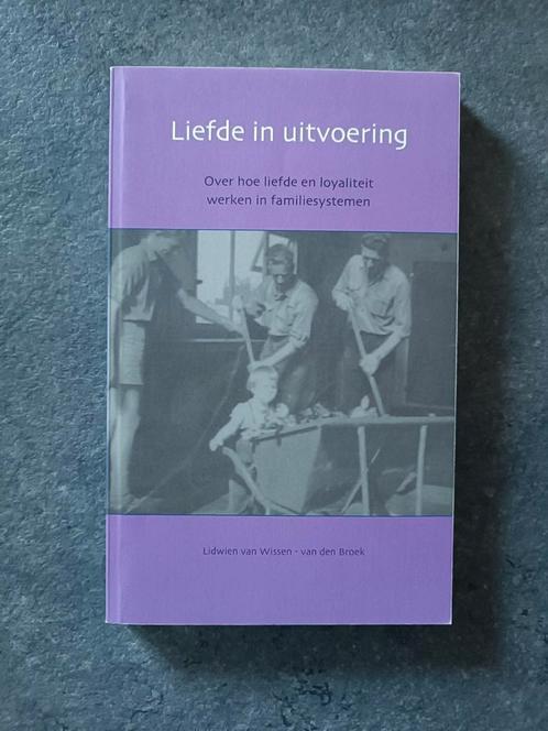 Lidwien van den Broek - Liefde in uitvoering, Boeken, Wetenschap, Zo goed als nieuw, Ophalen of Verzenden