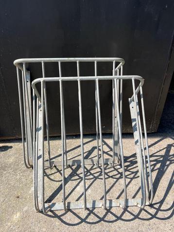 2 hooiruiven te koop, Mise à l'étable