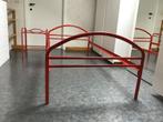 Rood metalen bedframe en bijpassend nachttafeltje, Huis en Inrichting, Ophalen, 90 cm, Eenpersoons, Zo goed als nieuw