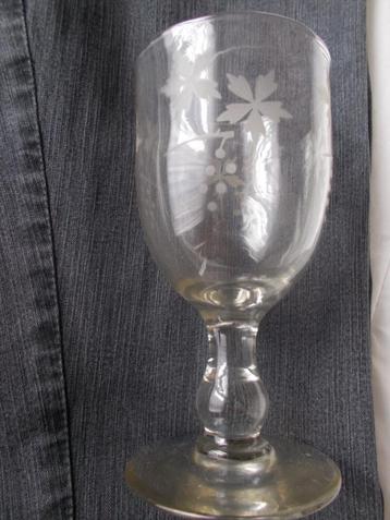 Verres à vin (9) avec feuilles & grappes de raisin. beschikbaar voor biedingen