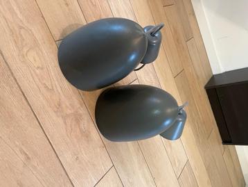 Twee grijze lampen  beschikbaar voor biedingen