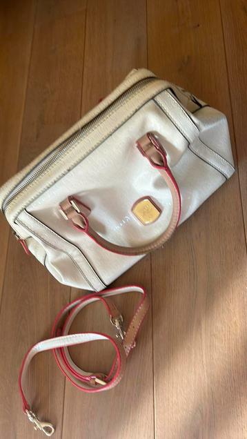 Guess witte handtas met roze  beschikbaar voor biedingen