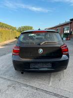 BMW 1 SERIE ✅116iA AUTOMAAT CARPLAY BENZINE GARANTIE 1 JAAR, Auto's, BMW, 4 cilinders, Zwart, 5 deurs, 100 kW