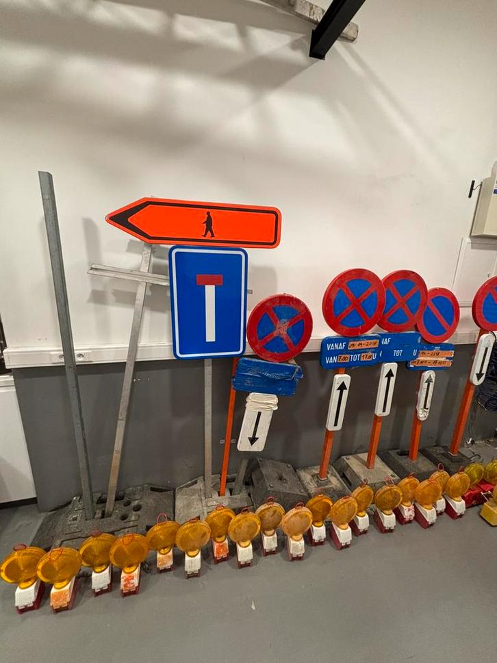 Verkeersborden en signalisatiemateriaal te koop, Doe-het-zelf en Bouw, Overige Doe-Het-Zelf en Bouw, Zo goed als nieuw, Ophalen