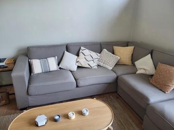 Hoeksalon in taupe kleur met losstaande poef beschikbaar voor biedingen