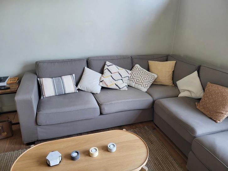 Hoeksalon in taupe kleur met losstaande poef, Huis en Inrichting, Zetels | Complete zithoeken, Gebruikt, Ophalen