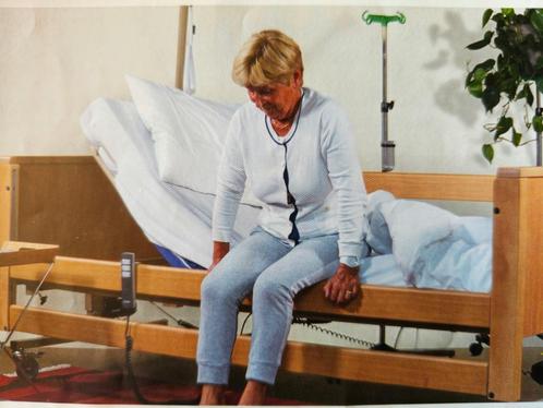 Ziekenhuisbed elektrisch verstelbaar, Huis en Inrichting, Slaapkamer | Bedden, Zo goed als nieuw, Eenpersoons, Hout, Bruin, Verstelbaar