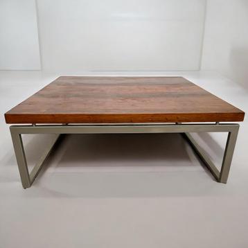 Mooie degelijke salontafel beschikbaar voor biedingen