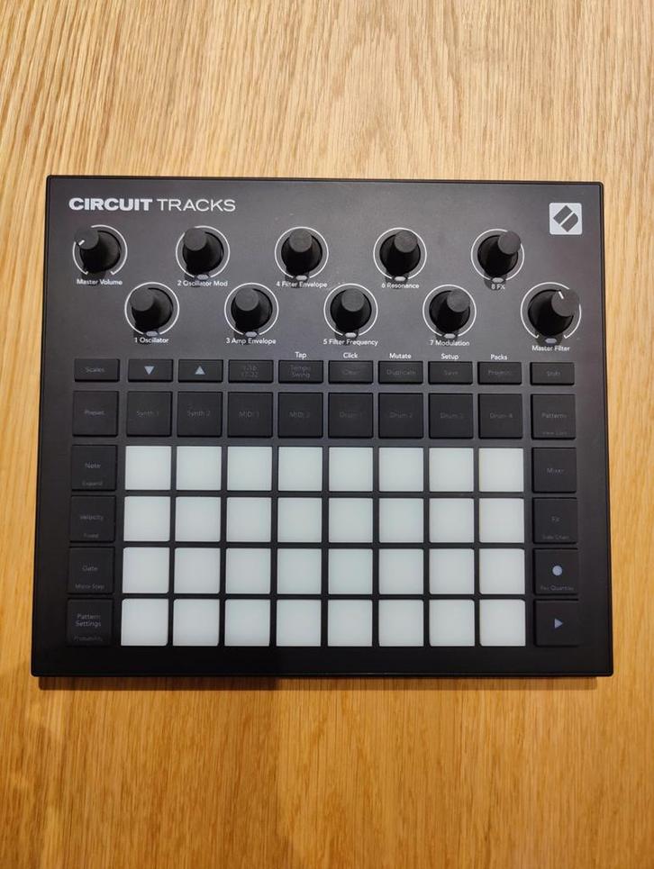 Novation Circuit Tracks (Groovebox/Synth/MIDI), Muziek en Instrumenten, Midi-apparatuur, Zo goed als nieuw, Ophalen