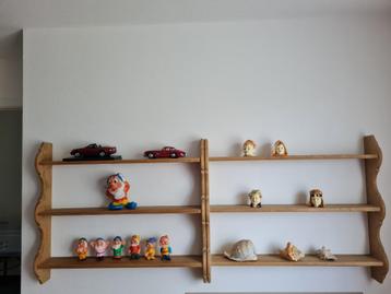 2 antieke houten wandrekken  beschikbaar voor biedingen